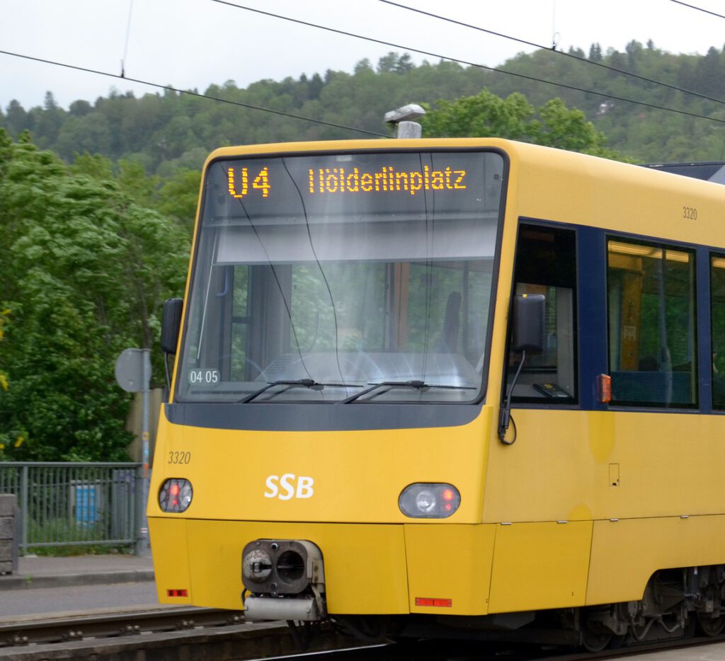 Straßenbahn an Haltestelle